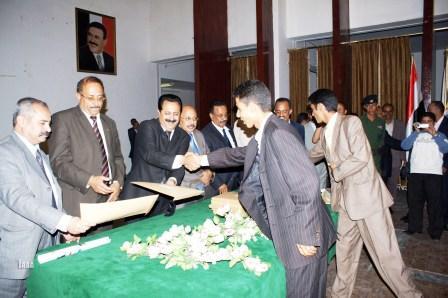 أثناء تكريم عدد من الكوادر المبرزة أمس